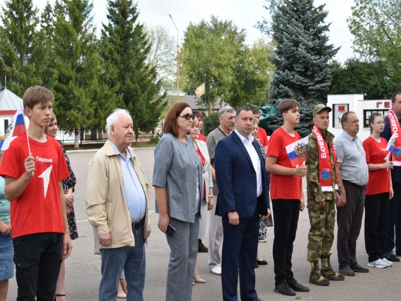 Сегодня на площади Памяти и Славы состоялась церемония поднятия Государственного флага России и флага Ртищевского района.