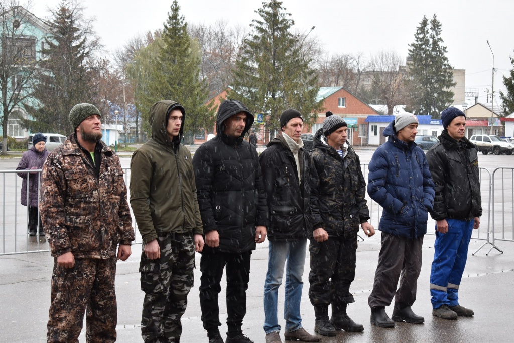 Сегодня от площади «Памяти и Славы» проводили группу мобилизованных на выполнение боевых задач.