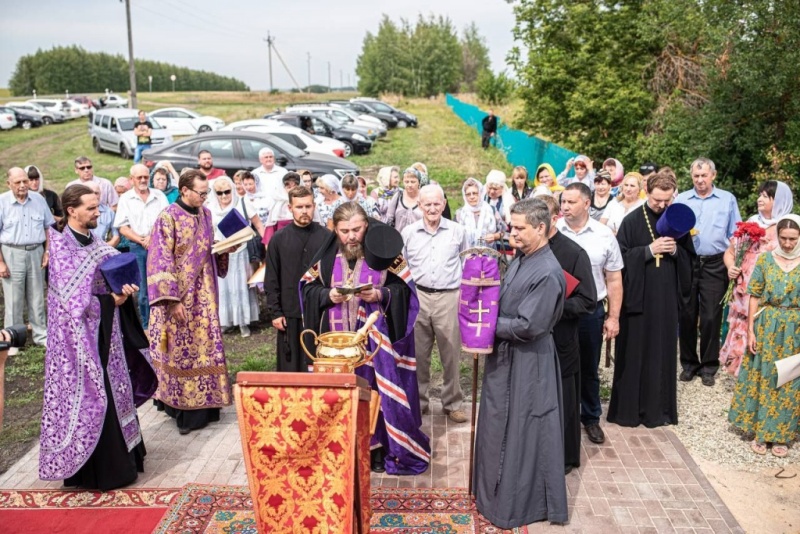 Во время визита в Ртищевское благочиние Преосвященный Тарасий, епископ Балашовский и Ртищевский, совершил освящение часовни в честь святой великомученицы Анастасии Узорешительницы с. Змеёвка Ртищевского района.