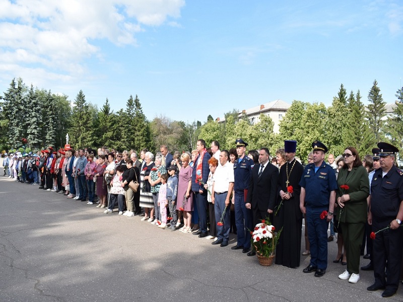 На площади Памяти и Славы состоялся митинг, посвященный Дню памяти и скорби.