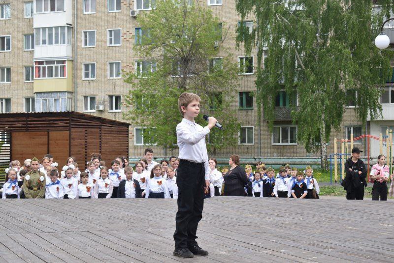 В сквере Центральный прошел ежегодный муниципальный фестиваль вокально-хоровых коллективов «Дети поют песни Победы», приуроченный к празднику 9 Мая..