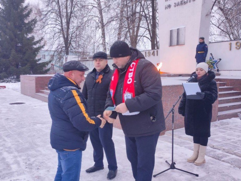 Первый заместитель главы администрации Ртищевского района Андрей Глухов и председатель общественной организации «Боевое братство» Сергей Клещев вручили памятные знаки семьям участников СВО, погибших в ходе выполнения боевых задач.