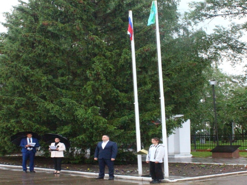 На площади Памяти и Славы состоялась церемония поднятия Государственного флага России и флага Ртищевского района.