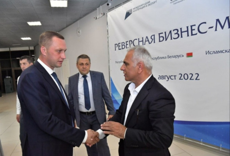 Глава региона Роман Бусаргин предложил расширить торговые связи и создать совместные предприятия с Ираном, Беларусью и Арменией. Сегодня в Саратове прошла бизнес-миссия предпринимателей из трёх государств. Глава региона Роман Бусаргин предложил расширить торговые связи и создать совместные предприятия с Ираном, Беларусью и Арменией. Сегодня в Саратове прошла бизнес-миссия предпринимателей из трёх государств.
