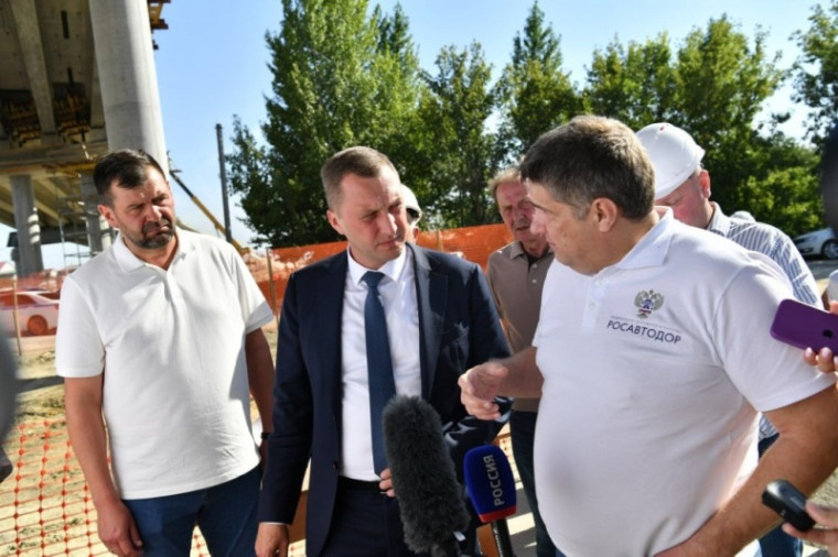 Саратовскую область с рабочим визитом посетил руководитель Федерального дорожного агентства Роман Новиков. Саратовскую область с рабочим визитом посетил руководитель Федерального дорожного агентства Роман Новиков.