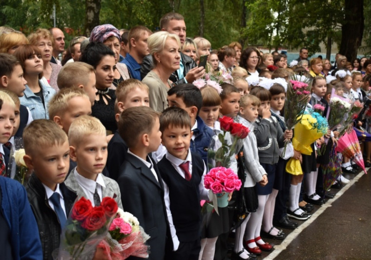 В школах города и района прошли торжественные линейки, посвященные Дню знаний. В школах города и района прошли торжественные линейки, посвященные Дню знаний.