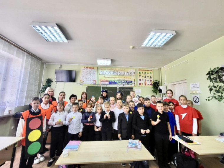 Автоинспекторы совместно с движением ПЕРВЫХ, ЮИД И ЮДП провели урок дорожной безопасности для юных орлят «Знай ПДД на 5+». Автоинспекторы совместно с движением ПЕРВЫХ, ЮИД И ЮДП провели урок дорожной безопасности для юных орлят «Знай ПДД на 5+».